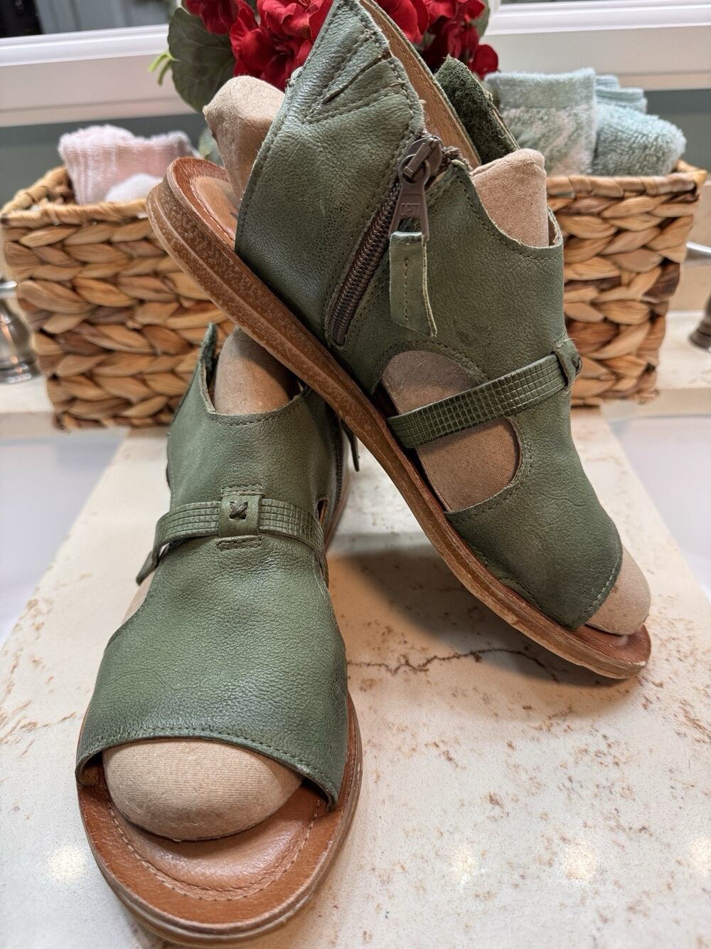 Miz Mooz Finnley Size 40 (9-9.5) Green Distressed Leather Zipper Strap Sandals